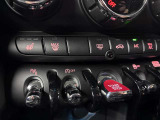 MINIの運転席操作部は、中央に構えるディスプレイが最大の特徴です。航空機を思わせるトグルスイッチなど、直感的で遊び心のあるメカニカルな操作感が、ゴーカートのような走りの高揚感を高めます。