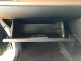 よく使うものが手を伸ばせばすぐ届く、機能面で充実した収納。