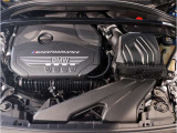 【BMWエンジン】革新的なガソリン・エンジン・テクノロジーによる高性能かつ高効率。レスポンスの良いパワーを発揮。常にスムーズな吸気を実現しアクセル開度にダイレクトに反応しドライビングを楽しく演出。