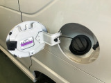 【ワンタッチ給油口】フューエルリッドの右端を押すとリッドが浮き上がり給油できます。