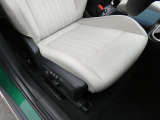 運転席・助手席は、パワーシート・シートヒーターが装備されています!