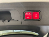 【自動開閉トランクリッド】運転席のスイッチやトランクリッドのスイッチ、リモコンキーによりワンタッチで開閉することが出来ます。挟み込み防止機能も備えており、便利に安心してお使い頂けます。