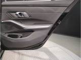 BMWのドアを閉めた時の重厚感は所有者様の満足度を高めてくれます。