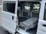 【シートアレンジ】シートを跳ね上げると荷室も広々確保出来ます。