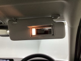 サンバイザーには、身だしなみを整える際に便利なバニティミラーが付いています。