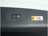 パワーバックドア装備!リヤゲートのスイッチを押すだけでバックドアが閉まります!運転席周りからも開閉の操作ができます♪