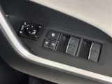 格納式リモコンドアミラーと、パワーウィンドウマスタースイッチです。車内の換気も運転席から簡単に行えます。
