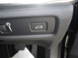 テールゲートには、車内からもスイッチ一つで開閉可能な電動開閉機能を装備。