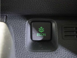 ◆ECONスイッチ(ECONモード)◆エンジンやエアコンといった、クルマ全体の動きを燃費優先で自動制御するECONモード。空調など快適性を優先したいときは、スイッチを押してOFFにできます。