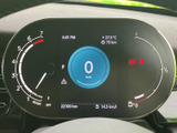 スタイリッシュなデザインと視認性を両立したメーター。重要な情報をひと目で確認でき、運転中の状況把握をサポートします。