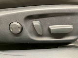 【パワーシート】電動でシートポジションの変更が可能です。手動式より細かくシート設定が可能ですのでより快適な姿勢でドライブを楽しんで頂けるでしょう。