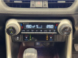 デュアルオートエアコン付きです。運転席・助手席でそれぞれ吹き出す風の温度や風量など自動調整してくれます。