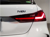 テールライトです。走行中後方車両から視認性の高いLEDイルミネーションが特徴です。デザイン性が高い部分の一つとなっております。