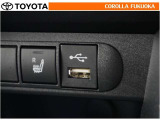 ポータブルオーディオなどの機器を接続して、車両のスピーカーで聞くことができます。