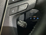 クルーズコントロール機能が付いています。 速度を設定するとアクセルを踏まなくても一定の速度で走ることができます。  高速道路ではとても便利な装置なんです。