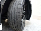 タイヤサイズは235/45R21となっております☆
