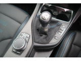 【シフトノブ】BMWの高性能オートマチックは、ATセレクトレバーを左側に倒すことで、通常の「D」から「S」(スポーツ)または「M」(マニュアル)へと切り替えが可能です。