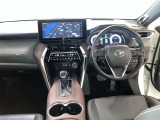 運転席周りのレイアウトをご覧ください。ナビゲーションが綺麗に装着されすっきり収まってますね!