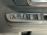運転席のスイッチで全てのウィンドウの開閉操作を行うことができます。ロックボタンをONにしておくと、運転席以外のウィンドウは作動しないのでお子様を乗せているときなども安心ですね♪