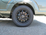 右フロントタイヤです。12インチホイールに145/80R12(80/78N LT)の組み合わせです。