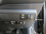 オートマチックハイビーム装備です。先行車や対向車のライトを認識し、ハイビームとロービームを自動で切り替える機能です。夜道の視界を確保します。詳細は販売店スタッフまでおたずねください。