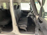 【前席】運転席にはシート高を調整できるハイトアジャスターが装備され、幅広いシートポジションの設定が可能になっております♪