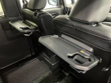 【格納式シートバックテーブル(運転席/助手席)】 物が落ちにくいふち高テーブルはタブレットが立てかけられ、お子さま用のマグカップや500mlの紙パックが入るカップホルダーも備えています。