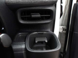 運転席のカップホルダーはエアコンの吹き出し口にありますので冷やしたり温めたりすることが出来ます☆