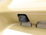 後退時に車両の後ろ側をモニター画面に表示します。車庫入れなどでバックする際に後方確認ができて便利です。車庫入れが苦手な人もこれで安心。