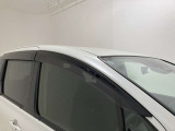 ドアバイザーも付いています。雨の日に少し窓を開けても、雨水が入りにくく、喫煙する方などにも強い味方です。