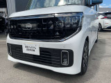 LEDヘッドライトハイビームアシスト機能付です。前方検知用カメラで、先行車や対向車のライト、道路状況・道路周辺の明るさを検知し、前方の視界を確保し手動で切り替えるわずらわしさを軽減します。