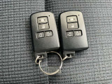 インテリジェントキーです。キーを取り出す事なく、車両のボタン操作だけてドアロック操作やエンジン始動等が可能です。
