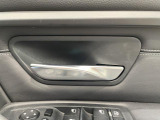 当店では第三者機関による車両品質鑑定を導入し、修復歴車を排除。鑑定書が発行されますので、ぱっと見ただけでは分からない箇所まで納得した上でご検討いただけます。※一部未実施の場合がございます。