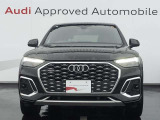 シングルフレームグリルはAudiの象徴的なデザイン要素であり、一目でAudiとわかるスタイル、大きくて迫力のある形状が車のスポーティな印象を強調しており、魅力的なデザインとなっています。