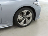 装着タイヤサイズは、225/45R18です。純正アルミホイールを装着しております。