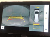 車の全周囲の画像が表示されます。運転席から見づらい個所なども、上空から見たような映像で確認できます。映像のきりかえも出来、後方確認だけでなく大変便利な機能です。