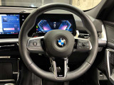 【ハンドル】ドライバーとBMW車の一体感がダイレクトに伝わるステアリングホイール。形状・太さへの拘りに加えて、操作性を高める為にスイッチ類も配置。クイックかつ安定のドライビングを体感下さい!