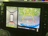 後方の映像に加えて車両周囲の表示も確認でき、駐車時の位置合わせをサポートします。ガイド線を目安に周囲を確かめながら、落ち着いてバック操作を行えます。