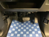 【ペダル類】操作性を考慮したペダル配置となっております。