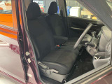運転席、助手席です。座面も広くゆったりと座れてアームレストも付いているので重宝します。