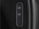 オートレベライザーは走行中に車両のサスペンションと衝撃吸収特性を自動的に制御して、快適性と機能性を最適な状態に保ちます。荷積みや乗り降りをしやすくするために、手動で車高を調節することもできます。