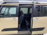 両側パワースライドドア付き!狭い駐車スペースなどでの乗り降りラクラク♪小さなお子さまのいるご家庭には嬉しい装備です。