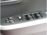 《パワーウインドウスイッチ》車の基本装備のひとつのパワーウインドウです。オート機能もあって、押し方の強弱で調整も出来ます。