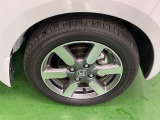 純正アルミホイールです。足元が引き立つので、車全体のイメージがアップしますよ!