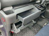 収納上手!上下2つのグローボックスなので小物や車検証など収納出来ます♪