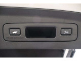 パワーテールゲート装備!荷物を持っていてもスイッチ一つでテールゲートの開閉が可能です!パワーテールゲートは運転席からも操作することが可能です!