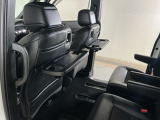 運転席と助手席のシートの裏に収納式のテーブルが装備されています。休憩時のちょっとした小物置きに使えてとっても便利ですね♪