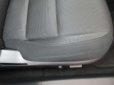 運転席の電動パワーシートとシートメモリーも付いています。