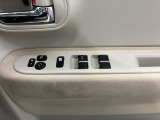 【運転席ドアスイッチ回り】パワーウィンドー[ロック機構]・電動格納式リモコンドアミラースイッチがまとまっているので操作しやすいです。