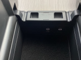 両開きのセンターコンソールにはUSBポートが内蔵されておりスマホ充電に便利です♪